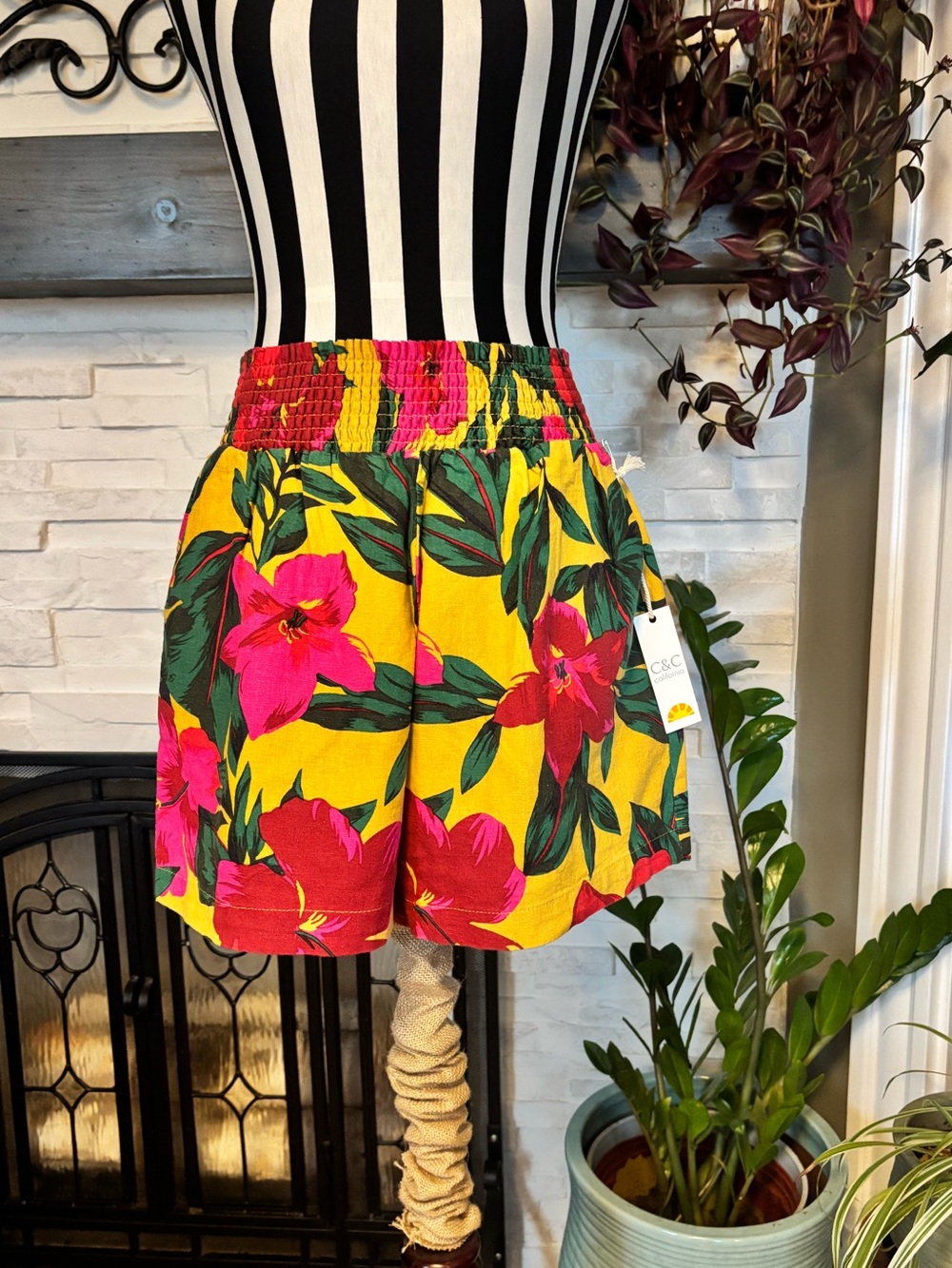 NEW NWT C&C California Yellow Tropical Smocked Elastic Waist Linen Shorts LARGE